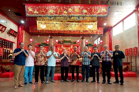 Jelang Cap Go Meh Ketua DPRD Rudianto Lallo Kunjungi Klenteng Xian Ma Makassar