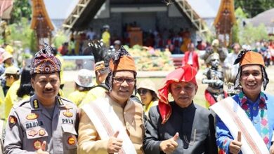 Danny Pomanto dan Rudianto Lallo Bersama Masyarakat Toraja Nikmati Parade 110 Tahun IMT