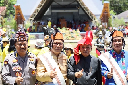 Danny Pomanto dan Rudianto Lallo Bersama Masyarakat Toraja Nikmati Parade 110 Tahun IMT