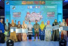Ketua TP PKK Kota Makassar Indira Yusuf Ismail hadir dan menyerahkan penghargaan kepada sejumlah pemenang lomba Fashion Show Festival UMKM Lorong Wisata, Sabtu (18/03/2023).
