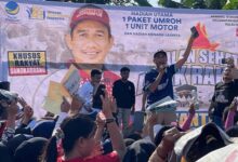 Ketua DPRD Makassar, Rudianto Lallo ikut jalan sehat anak rakyat di Sangkarrang, di Pulau Barrang Lompo, Minggu (19/3/2023).