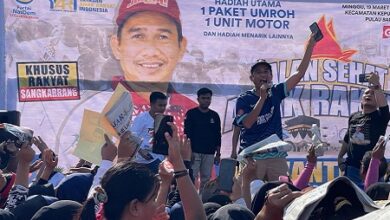 Ketua DPRD Makassar, Rudianto Lallo ikut jalan sehat anak rakyat di Sangkarrang, di Pulau Barrang Lompo, Minggu (19/3/2023).