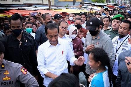 Bersama Danny Pomanto, Indira Dampingi Jokowi Blusukan di Pasar Terong Makassar