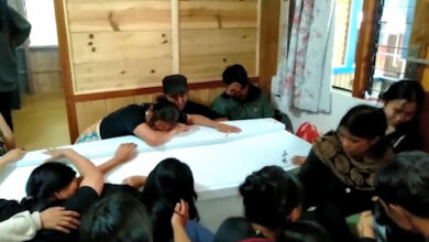 Keluarga korban sambut jenazah korban Viktor Hadi Sampa (24) saat tiba di rumah duka di Lembang Mai’ting Kecamatan Rindingallo, Toraja Utara, Sulawesi Selatan,Sabtu (11/3/2023) siang.