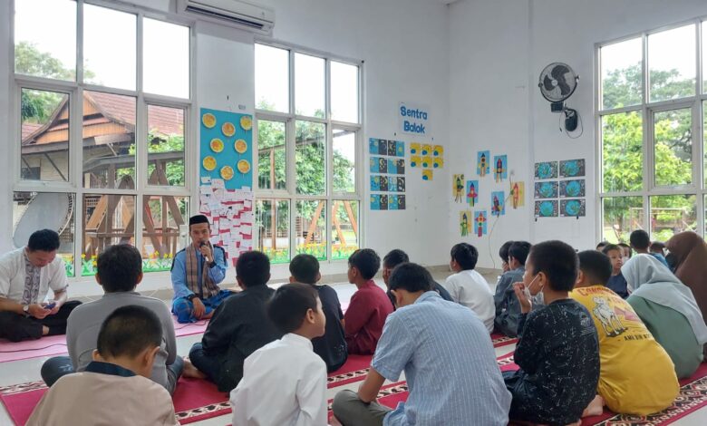Belajar Berbagi Lewat Buka Puasa Bersama dan Berbagi Takjil Sekolah Alam Bosowa