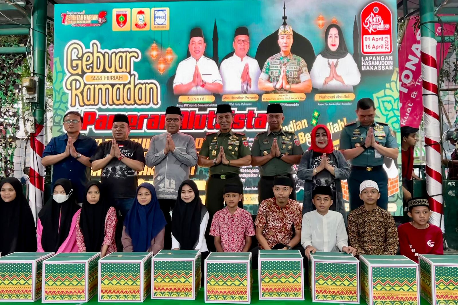 Gebyar Ramadan, Danny Pomanto Dampingi Pangdam XIV Hasanuddin Bagi-Bagi Sembako ke Anak Yatim Piatu