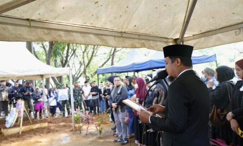 Gubernur Andi Sudirman Jadi Inspektur Upacara Pemakaman Rapsel Ali di TMP Panaikang