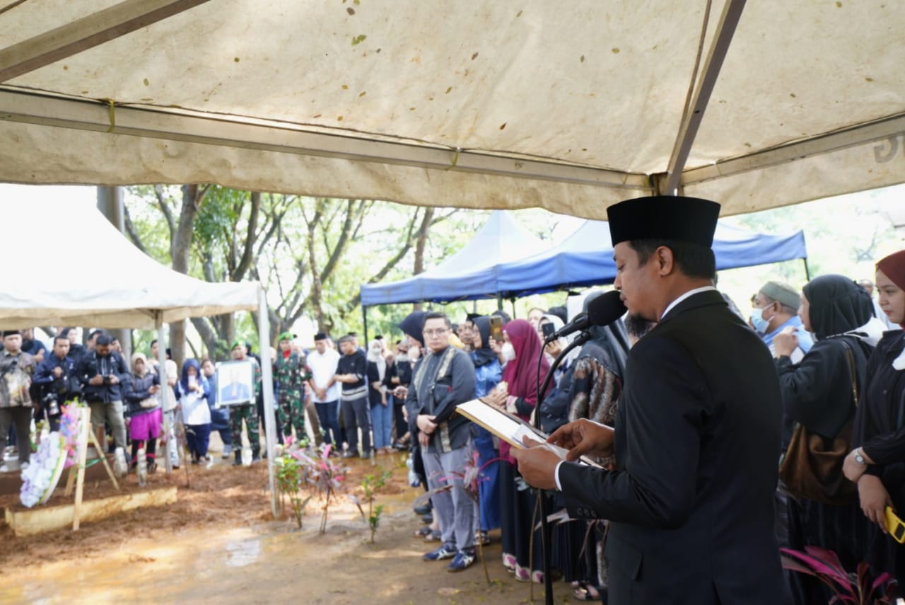 Gubernur Andi Sudirman Jadi Inspektur Upacara Pemakaman Rapsel Ali di TMP Panaikang