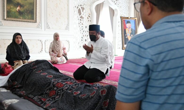 Gubernur Andi Sudirman Melayat dan Sampaikan Belasungkawa Berpulangnya Rapsel Ali