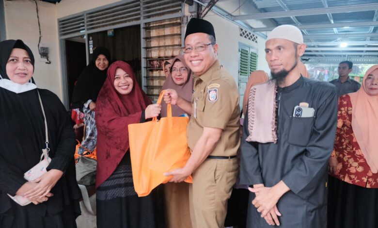 Sekwan Bersama TP PKK Sekretariat DPRD Makassar Serahkan Bantuan ke Warga