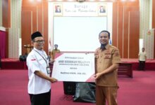 Gubernur Andi Sudirman Serahkan Zakat ke BAZNAS Sulsel