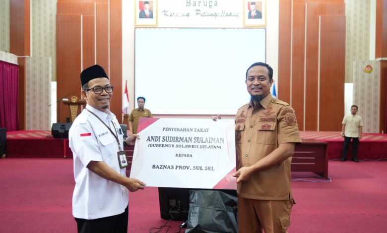 Gubernur Andi Sudirman Serahkan Zakat ke BAZNAS Sulsel