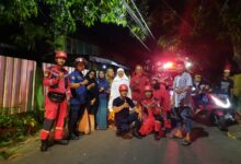 Tim Rescue Damkar Makassar Amankan Ular Sanca 4 Meter di Karuwisi