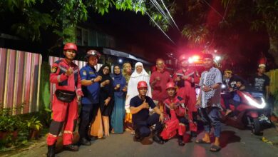 Tim Rescue Damkar Makassar Amankan Ular Sanca 4 Meter di Karuwisi