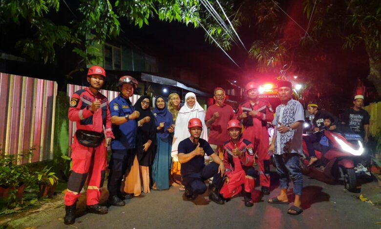 Tim Rescue Damkar Makassar Amankan Ular Sanca 4 Meter di Karuwisi