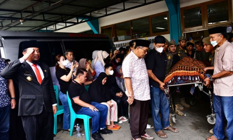 Lepas Jenazah Syukur Bijak, Gubernur Andi Sudirman Banyak Perjuangan Beliau untuk Pembangunan di Luwu