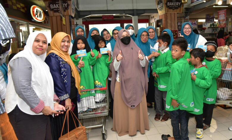 Naoemi Octarina Berbagi Kado Lebaran Anak Yatim dan Kaum Dhuafa