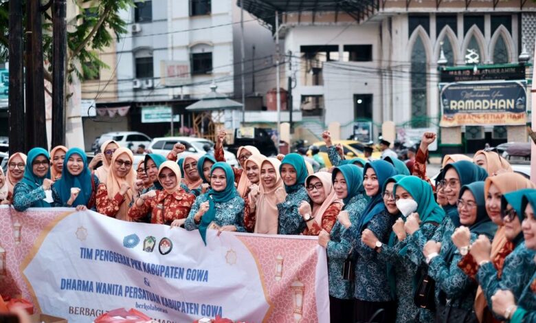 PKK dan DWP Gowa Bagikan 3.000 Takjil untuk Masyarakat