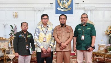 Pamit Pindah Tugas, Kepala BPS Sulsel lapokan Long Form Sensus Penduduk 2020 Sulsel ke Gubernur