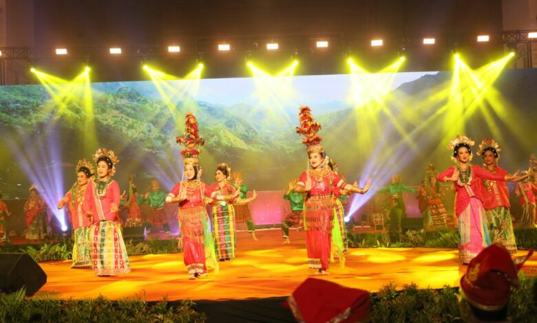 Pentas Budaya Tari Kalompoanna Hibur Ratusan Kepala Daerah Se Indonesia