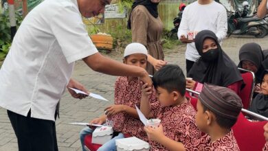 Rudianto Lallo dan Tomas Bangkala Reza Pahlevi Bagikan Bantuan ke Anak Yatim Piatu