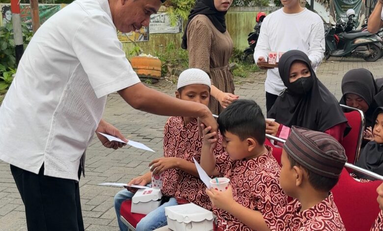 Rudianto Lallo dan Tomas Bangkala Reza Pahlevi Bagikan Bantuan ke Anak Yatim Piatu