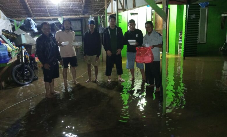 Respon Cepat PT CLM Salurkan Bantuan Makan Siap Saji Kepada warga Terdampak Banjir di Desa Ussu Kecamatan Malili, Luwu Timur