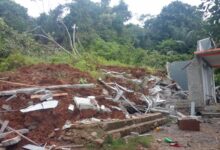 Bencana longsor di Desa Maliwowo, Kecamatan Angkona, Luwu Timur mengakibatkan dua rumah hancur, Minggu 02 April 2023 malam.