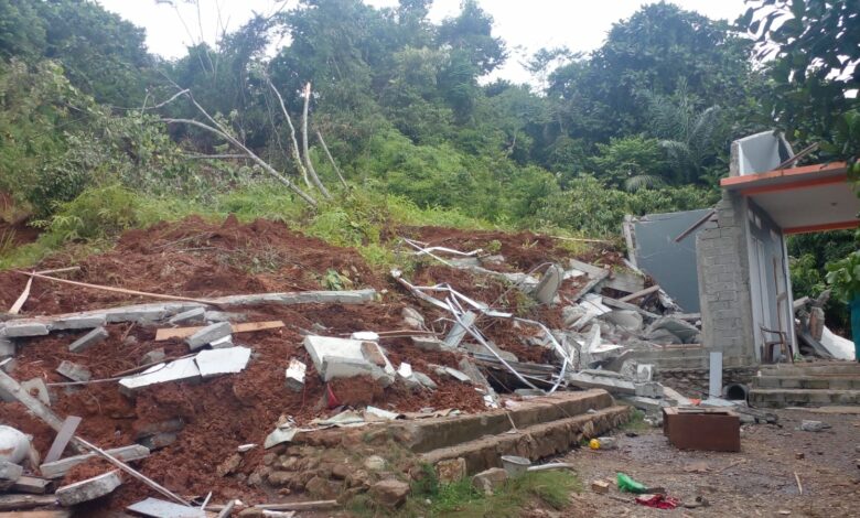 Bencana longsor di Desa Maliwowo, Kecamatan Angkona, Luwu Timur mengakibatkan dua rumah hancur, Minggu 02 April 2023 malam.