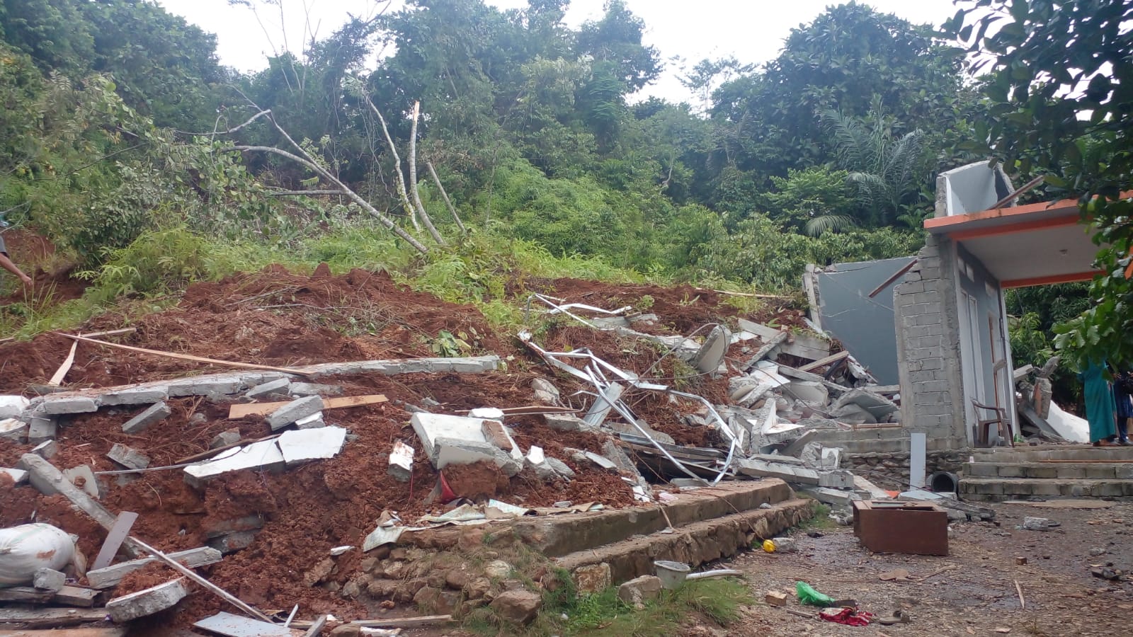 Bencana longsor di Desa Maliwowo, Kecamatan Angkona, Luwu Timur mengakibatkan dua rumah hancur, Minggu 02 April 2023 malam.