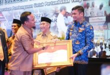 Bupati Gowa, Adnan Purichta Ichsan menerima Penghargaan Kategori Kabupaten dengan Komitmen Tinggi dalam Perencanaan Pembangunan Daerah yang Responsif Gender, Anak dan Disabilitas.