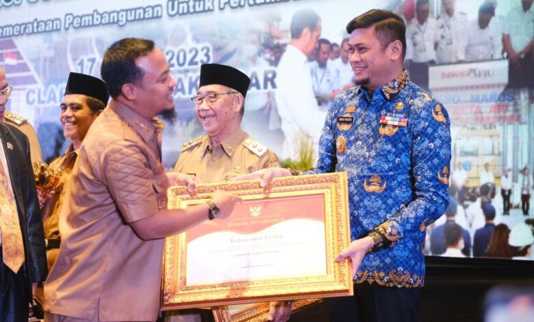 Bupati Gowa, Adnan Purichta Ichsan menerima Penghargaan Kategori Kabupaten dengan Komitmen Tinggi dalam Perencanaan Pembangunan Daerah yang Responsif Gender, Anak dan Disabilitas.