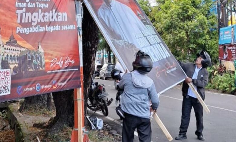 Bapenda Makassar mengungkap alasan penertiban reklame karena disinyalir maraknya reklame yang muncul di dan tidak berizin di Makassar.