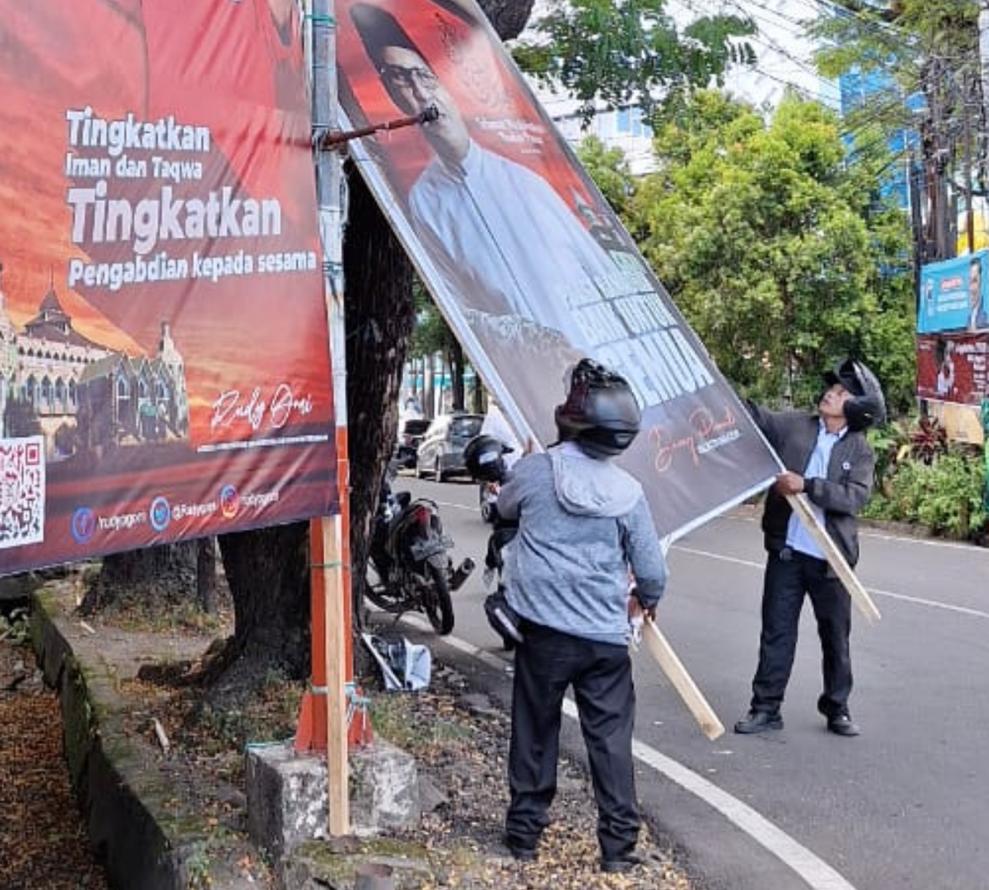 Bapenda Makassar mengungkap alasan penertiban reklame karena disinyalir maraknya reklame yang muncul di dan tidak berizin di Makassar.