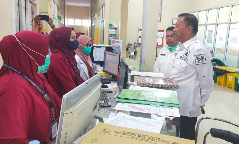 Wakil Bupati (Wabup) Bone, Ambo Dalle, melakukan inspeksi mendadak (sidak) ke Rumah Sakit Umum Daerah (RSUD) dan Lingkup Pemerintahan Kabupaten Bone, Sulawesi Selatan, Rabu 26 April 2023.