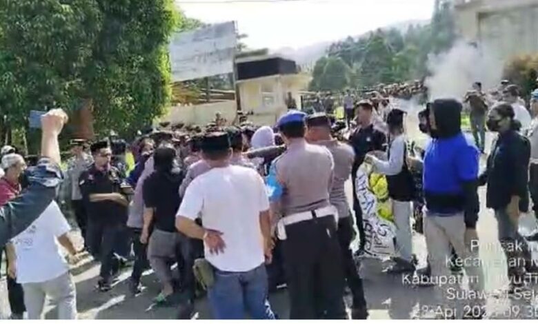 Ratusan warga mendatangi kantor DPRD Kabupaten Luwu Timur, Sulawesi Selatan, Jumat 28 April 2023.