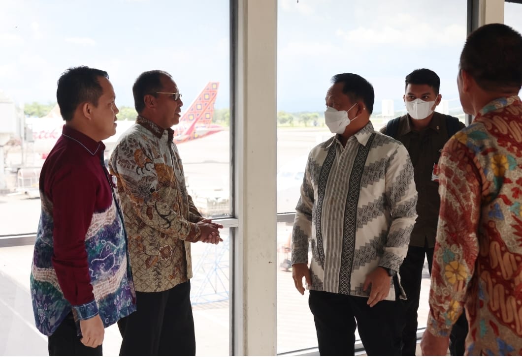 Wali Kota Makassar Moh Ramdhan Pomanto mengajak Menteri Dalam Negeri (Mendagri) Jenderal Pol (Purn) Tito Karnavian menikmati kuliner di Makassar dengan ikon barunya yakni Makassar Kota Makan Enak.