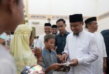 Usai Salat Berjemaah di Takalar, Gubernur Andi Sudirman Diserbu Anak-Anak