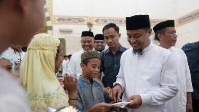 Usai Salat Berjemaah di Takalar, Gubernur Andi Sudirman Diserbu Anak-Anak