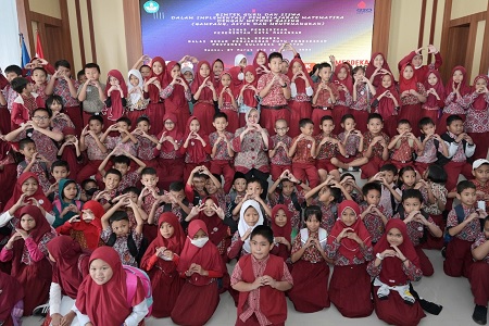 Bunda PAUD Kota Makassar Ikuti Simulasi Pembelajaran Metode Gasing Bersama Guru dan Siswa