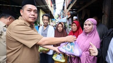 Dinas Kominfo Makassar Bagi-Bagi Paket Sembako di Dua Kelurahan