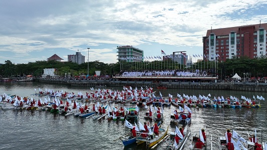 Puncak Hari OTDA ke-XXVII, 514 Bendera Kabupaten/Kota se-Indonesia Dikibarkan di Laut Losari
