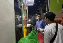 Gerebek Sahur di Lorong Sempit, Rudianto Lallo Bagikan Makanan Siap Santap