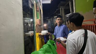 Gerebek Sahur di Lorong Sempit, Rudianto Lallo Bagikan Makanan Siap Santap