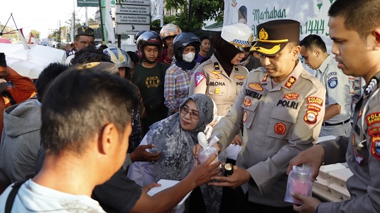Samsat dan Polres Pangkep Berbagi Takjil ke Pengendara