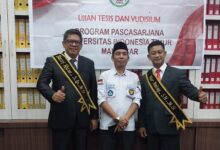 Wali Kota Bontang bersama Ajudannya Raih Gelar Magister Ilmu Admnistrasi Negara di UIT Makassar