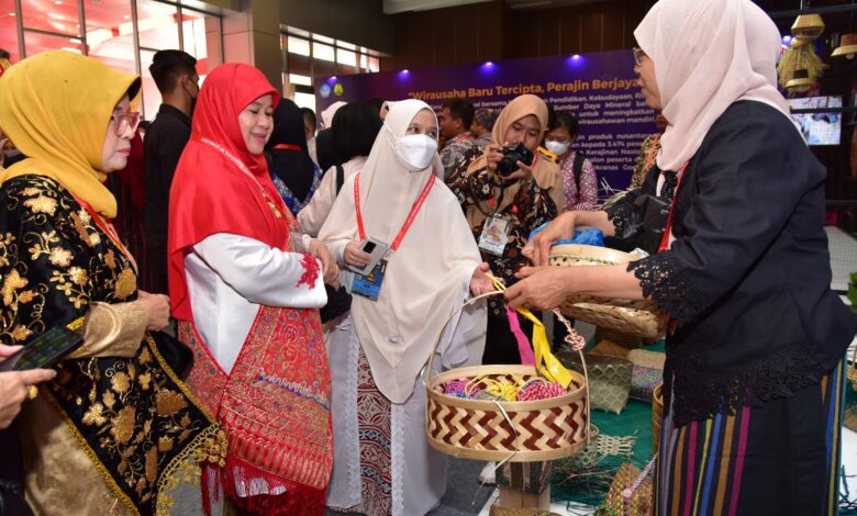 Hut Dekranas ke-43, Naoemi Octarina Perkenalkan Produk Unggulan Pemprov Sulsel