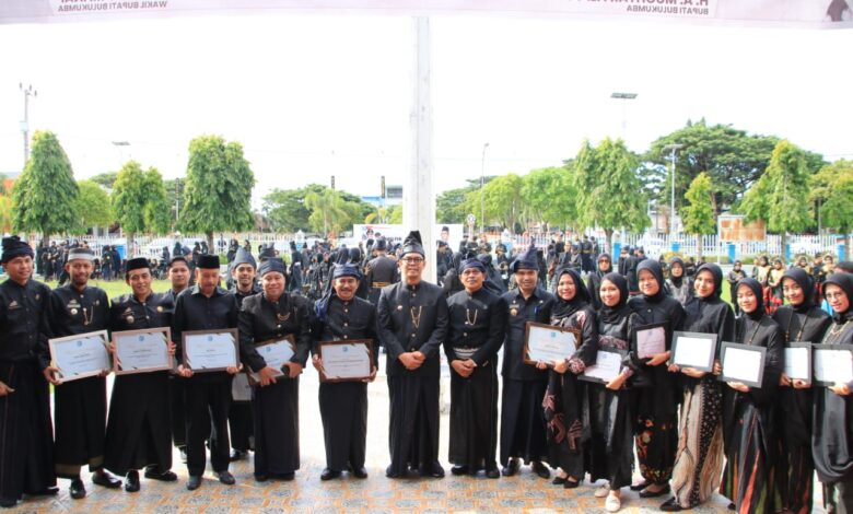 Peringati Hardiknas, Jajaran Pemda Bulukumba Kenakan Pakaian Adat Hitam