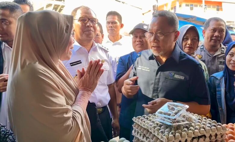 Zulkifli Hasan-Danny Pomanto Pantau Harga Pangan di Pasar Terong, Mendag: Terlalu Murah  