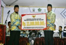Gubernur Sulsel Serahkan Bantuan Keuangan Rp11 Miliar untuk Pembangunan Masjid Agung Selayar Tahap II
